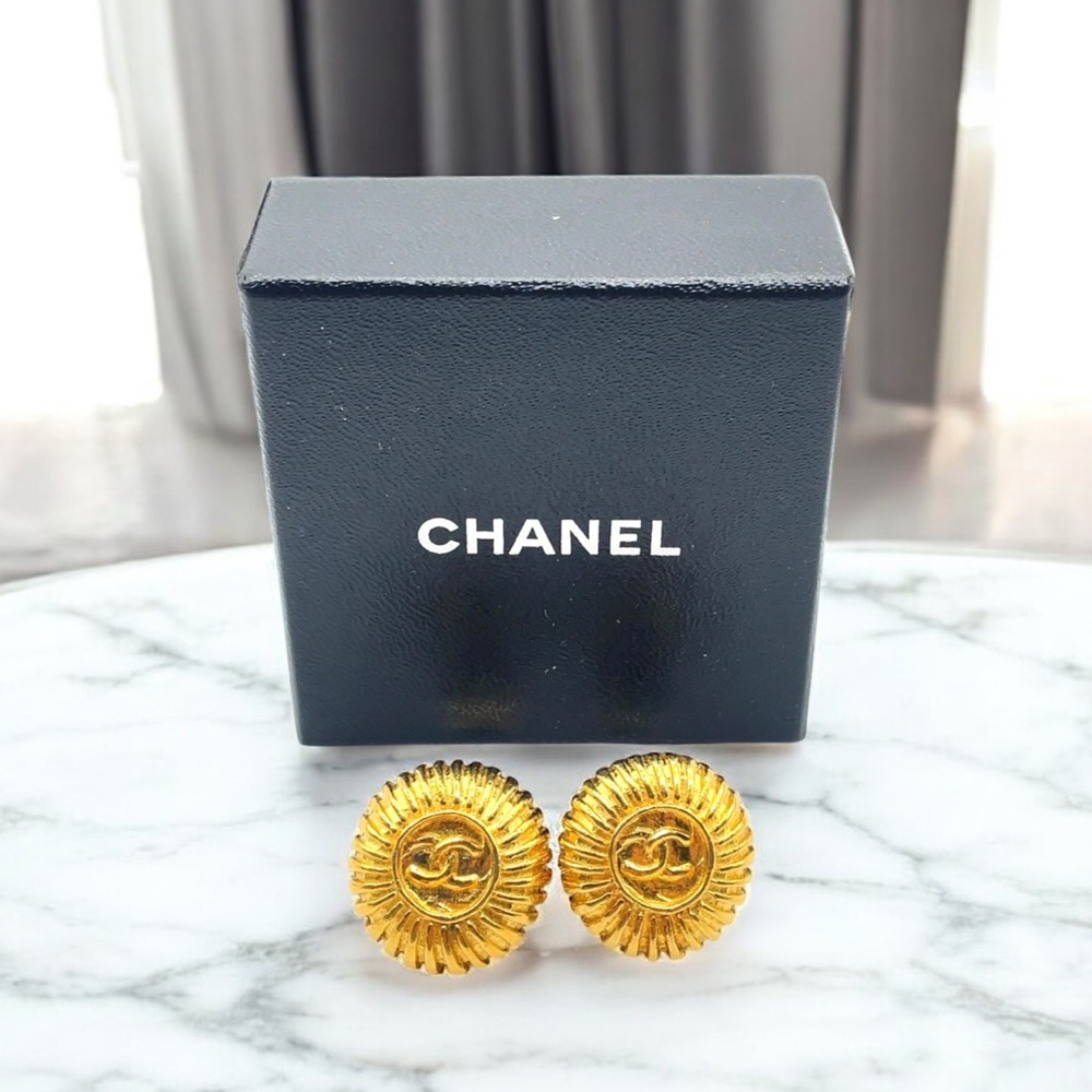 Chanel 1970-1980 Gold Plated CC Round Clip On Earrings